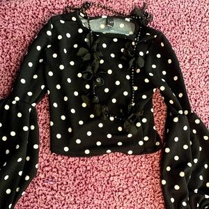 Super cute dotted crop top with flare arms!🖤✨